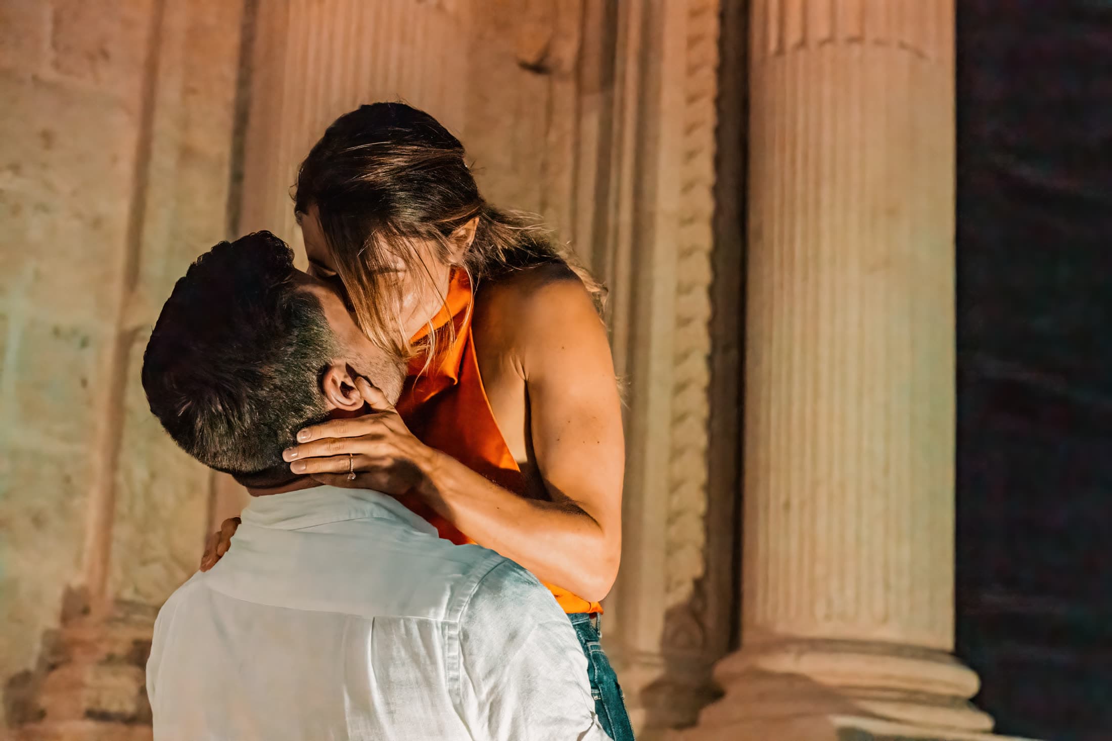 A kiss under the arches